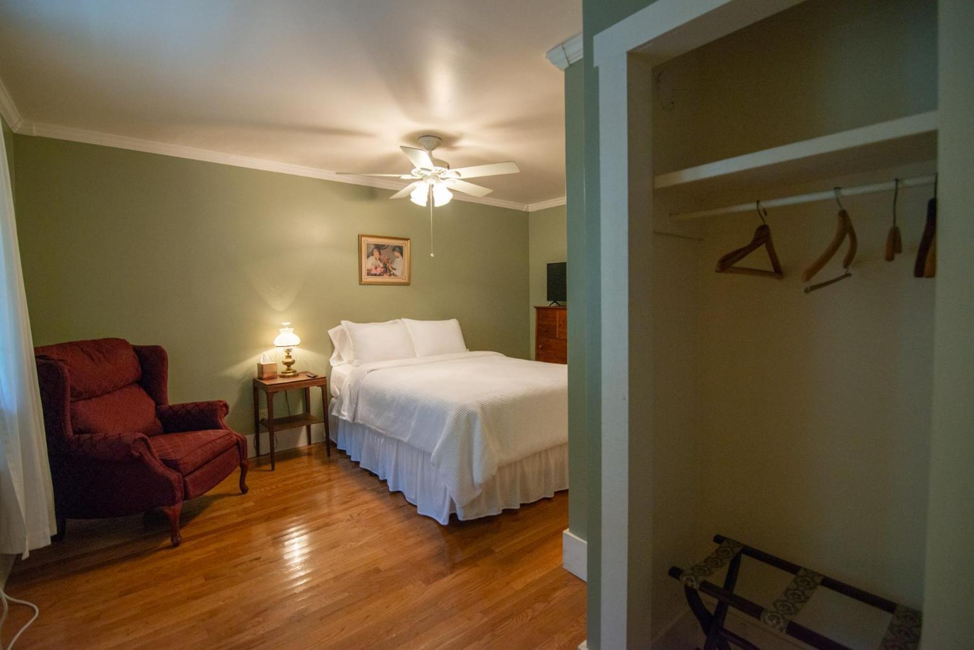 Deluxe Queen Room