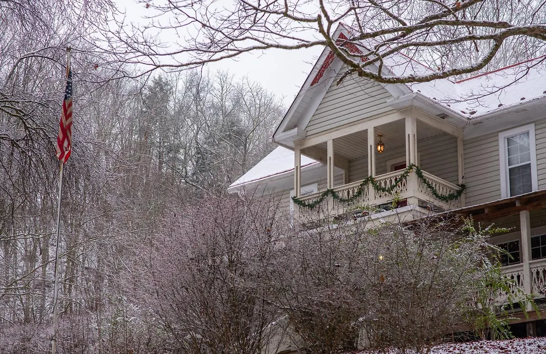 Moore House Inn & Cabins-1