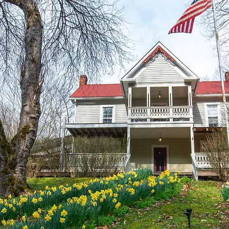 Moore House Inn & Cabins-2